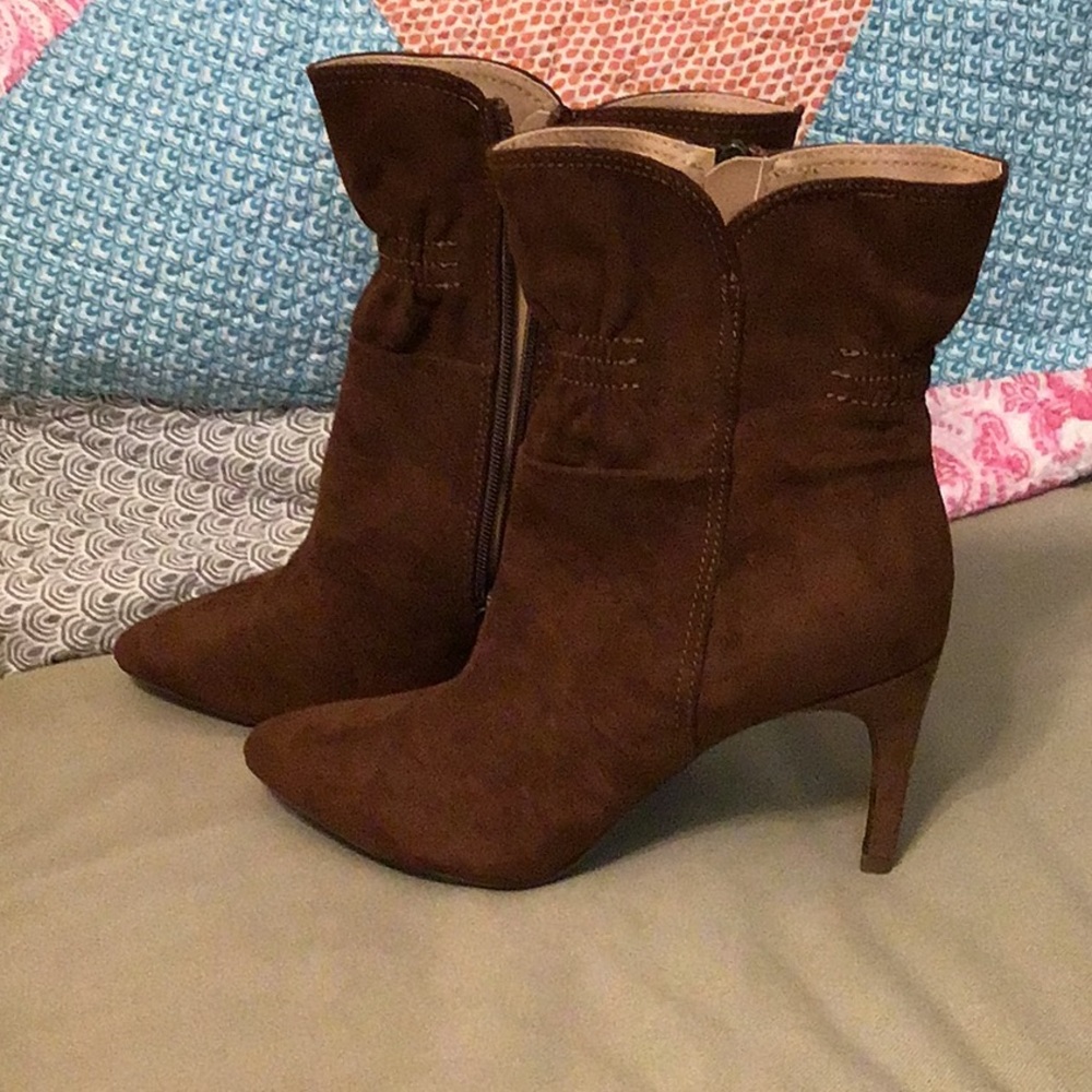 Scoops woman’s boot